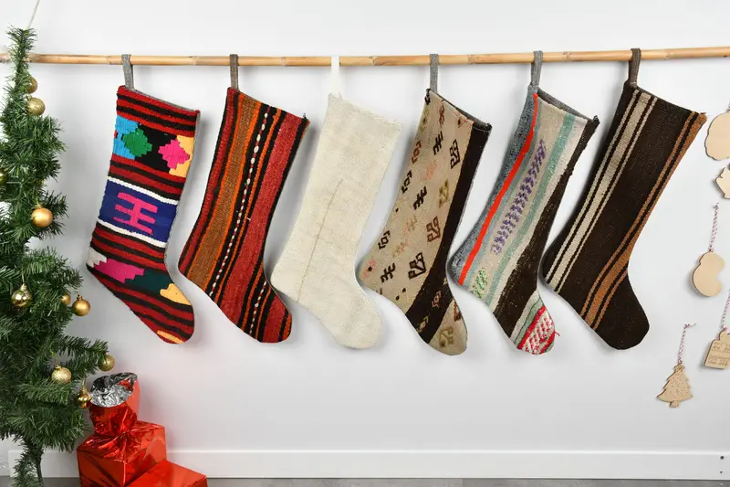 Şenlikli Noel Süsleri Deseni, 8 İnç Geniş Tatil Çorabı