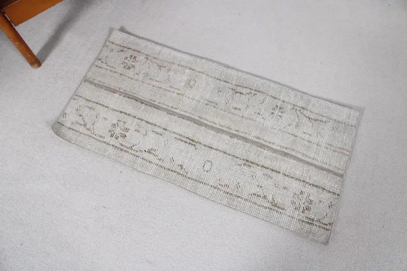 1,6x3,2 ft Teppich, türkischer Vintage-Teppich, weißer gepunkteter Wollteppich