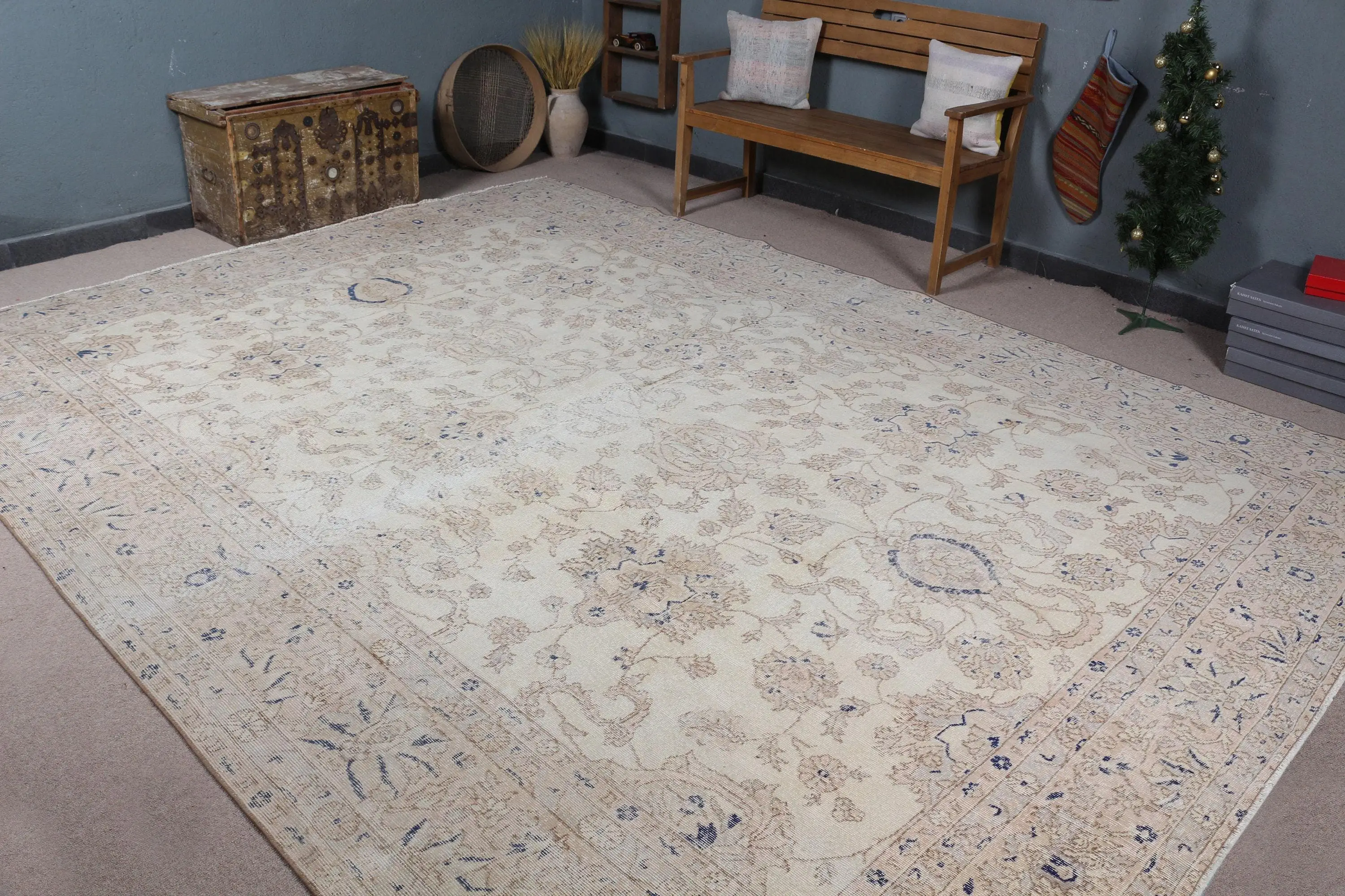 Übergroßer Vintage-Teppich 9,2 x 11,9 Fuß, türkischer Wollteppich mit weißem Tiermuster - 1
