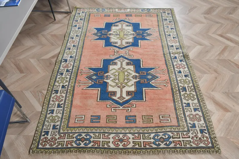 鮮やかなオレンジとブルーのラグ、4.2x5.9フィートの水玉模様のデザイン