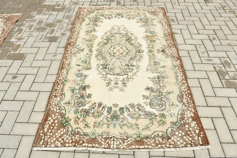 Türkischer Vintage-Oushak-Teppich, 1,2 x 1,8 m, brauner Wollteppich mit Blumenmuster - 1