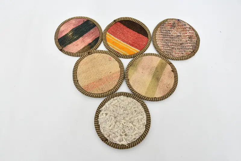 エレガントな白とベージュのコースターセット、滑り止めサークルコースター