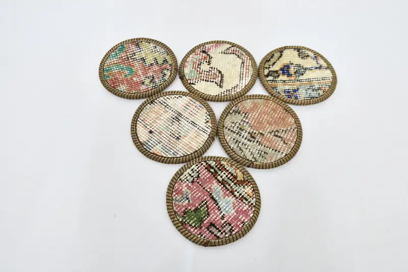 Elegantes posavasos tejidos en color beige y marrón, posavasos redondos duraderos