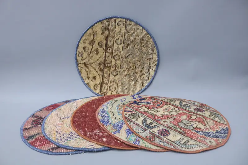 Elegantes Tischset in Rot und Bronze, hochwertige Kelim-Tischdekoration aus Wolle