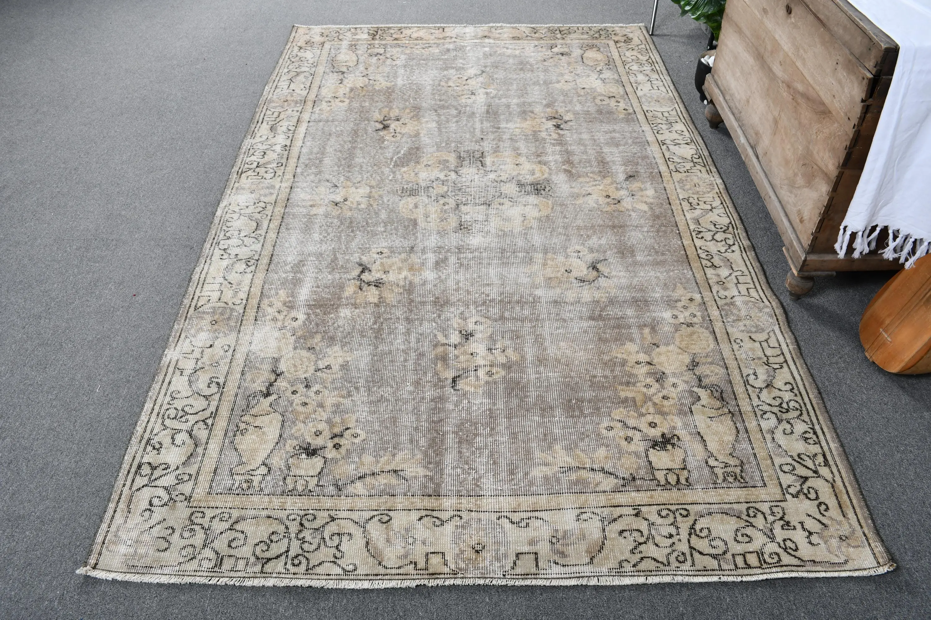 Elegante alfombra oriental gris, 1,8 x 2,5 m con detalles en beige - 1