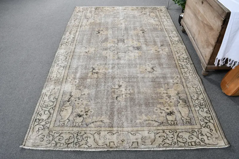 Elegante alfombra oriental gris, 1,8 x 2,5 m con detalles en beige