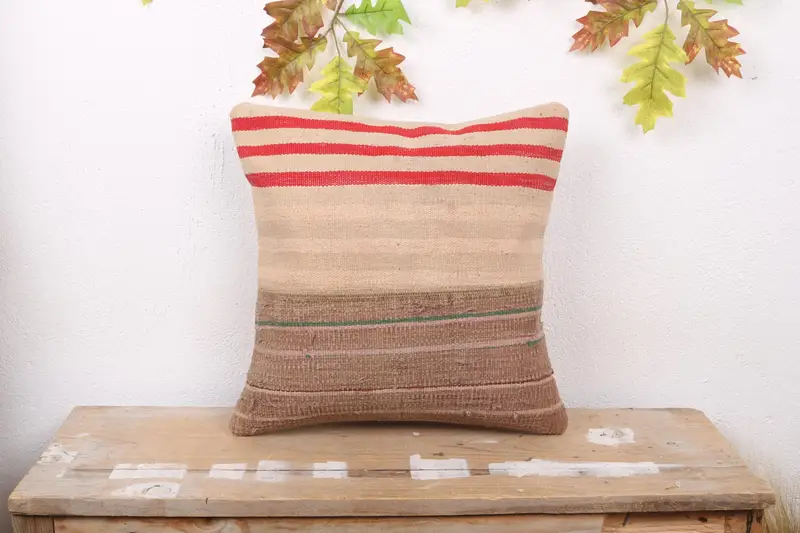 Beige & rotes Patchwork-Wurfkissen, besticktes Vintage-Kissen