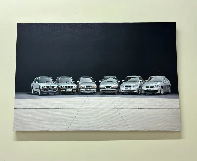 エレガントなキャンバス アート: 鮮やかなプリントの BMW 5 シリーズ レガシィ