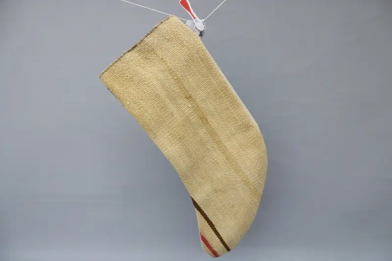 Patrón de adornos navideños beige, calcetín navideño de 9 pulgadas de ancho