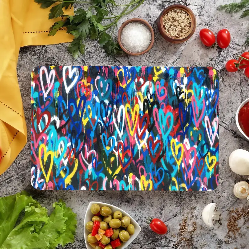 Banksy Love Tasarımlı Renkli Kalpli Cam Kesme Tahtası