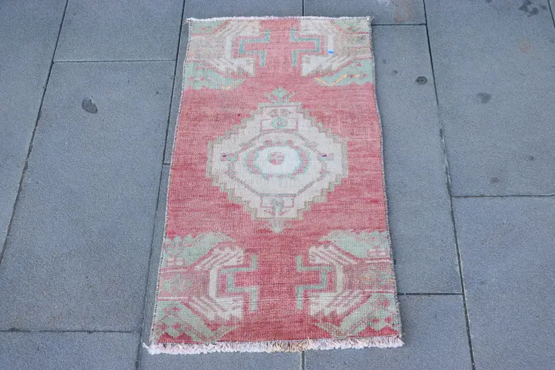 Rosa marokkanischer Teppich, 1,5 x 2,6 Fuß mit grünen Akzenten