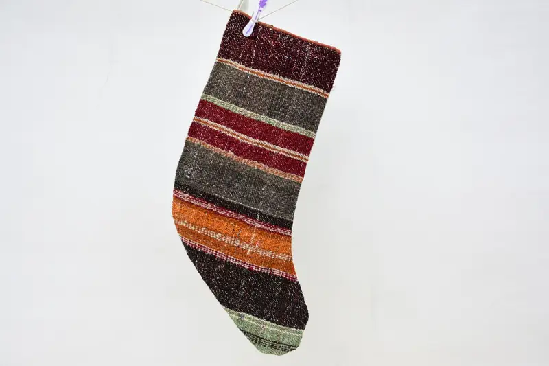 Brauner und orangefarbener Weihnachtsstrumpf, festlicher Weihnachtsstrumpf