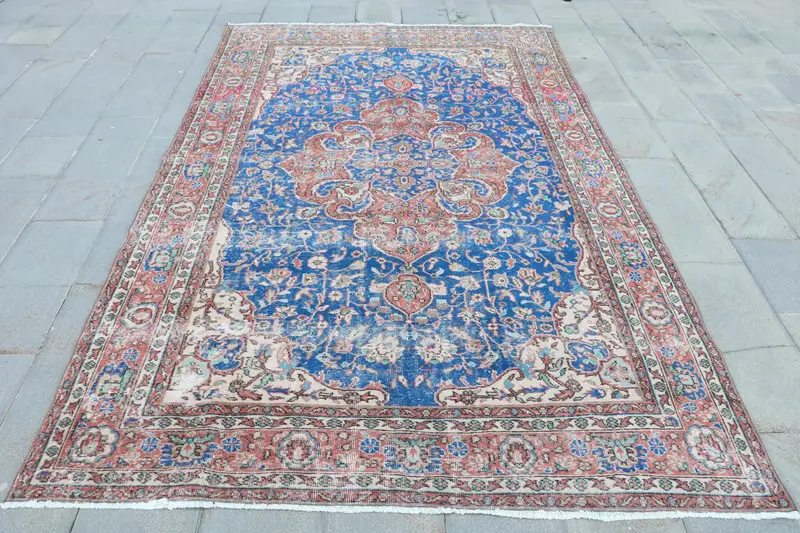 ブルーの抽象的なラグ、6.6x10.8フィート、レッドアクセント付き