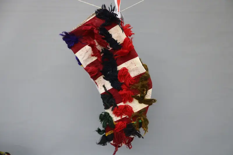 Medias navideñas rojas con adornos beige, decoración festiva