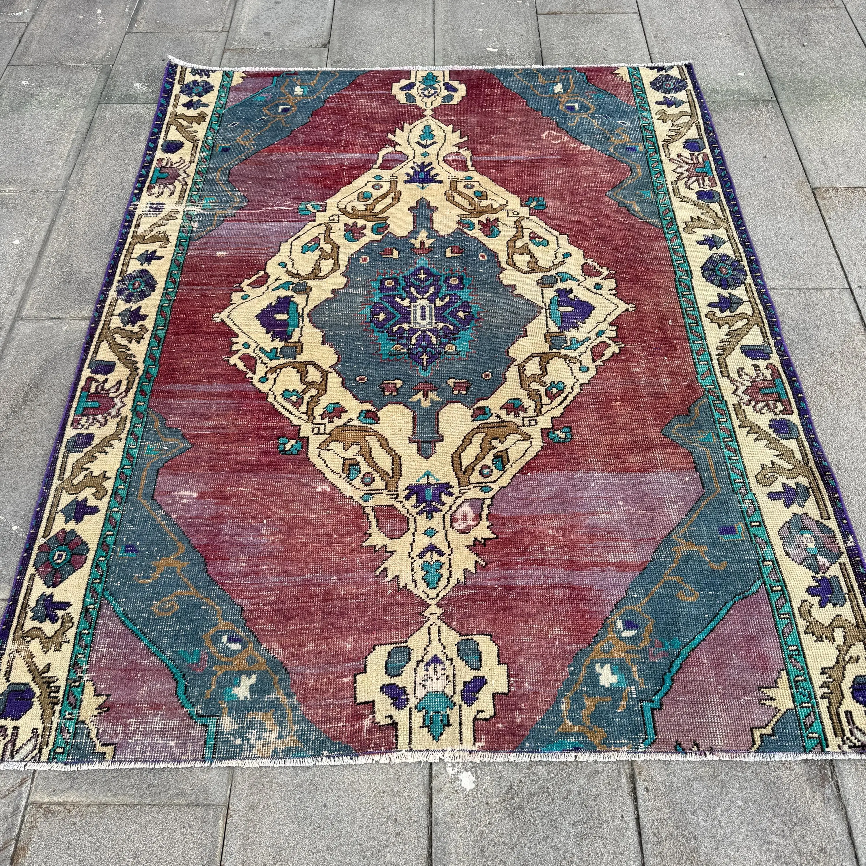 Vintage Türkischer Teppich 4,8x5,9 ft, Wollteppich mit roten Pflanzen und Bäumen - 1