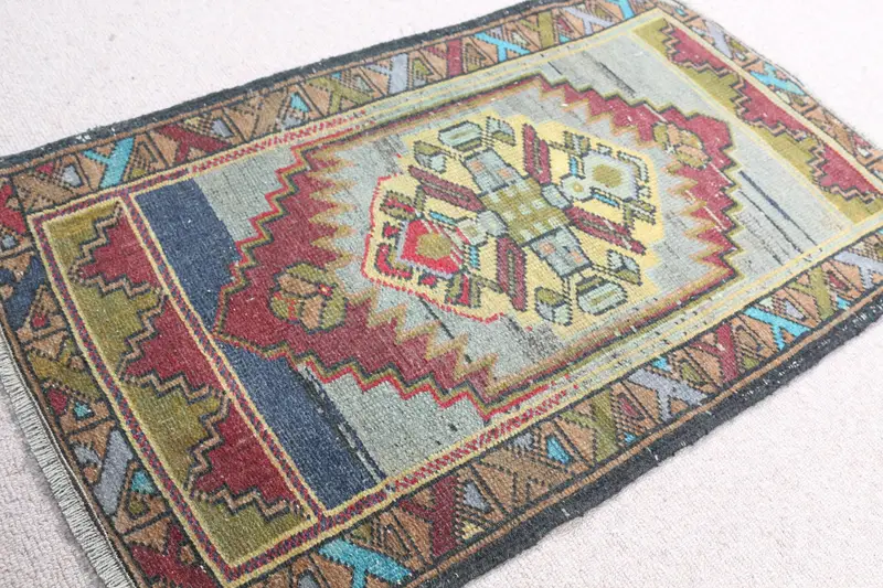 Vintage 1,9x3,1 ft Teppich, türkischer kleiner Teppich, roter Tierdruckteppich - 1