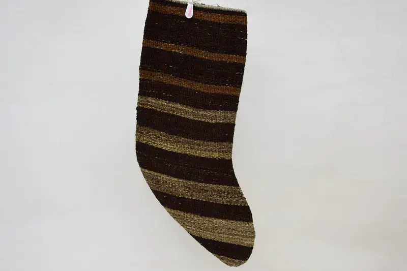 Kahverengi ve Bej Noel Süsleri Çorabı, Şenlikli Tatil Dekoru