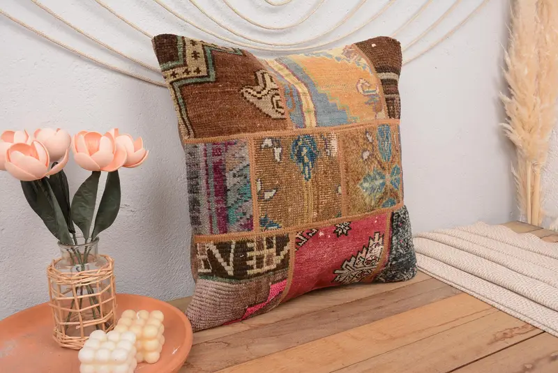 Handgefertigtes Patchwork-Wurfkissen in Braun und Rosa, 20 x 20 besticktes Kissen