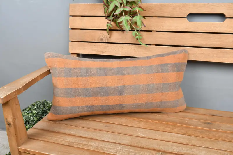 Orange und grau gestreiftes Kissen, 12x24 besticktes Wurfkissen