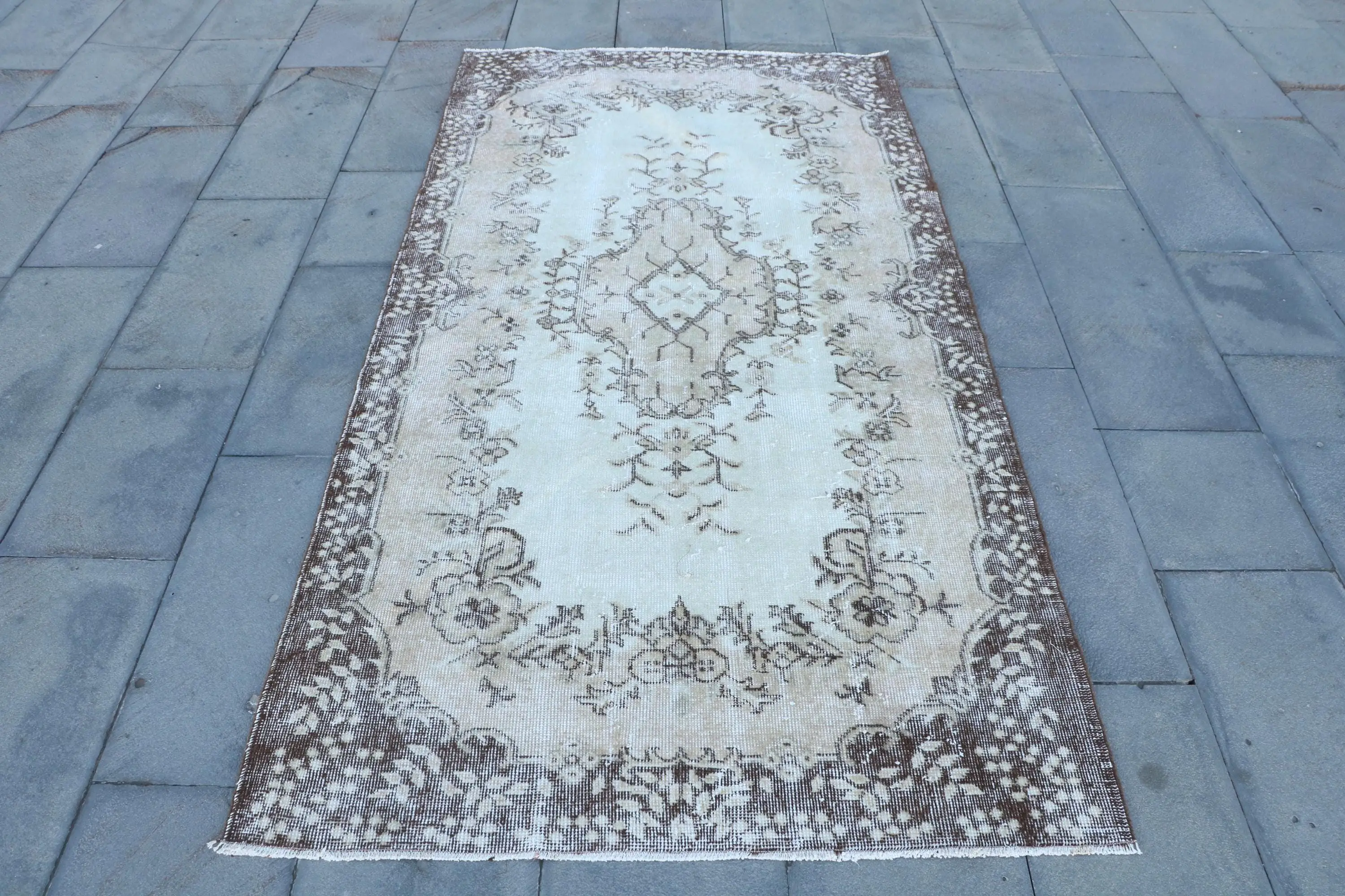 3,8x7,3 ft türkischer Vintage-Teppich, braun-weiß gestreifter Wollteppich - 1