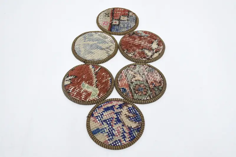 Posavasos rojos y bronce, manteles duraderos y elegantes.