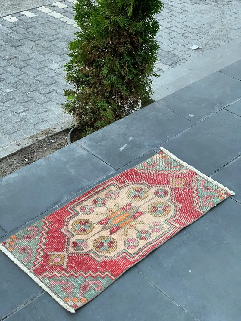 Red and Beige Floral Rug, 1,31x2,95 ft Chic Decor