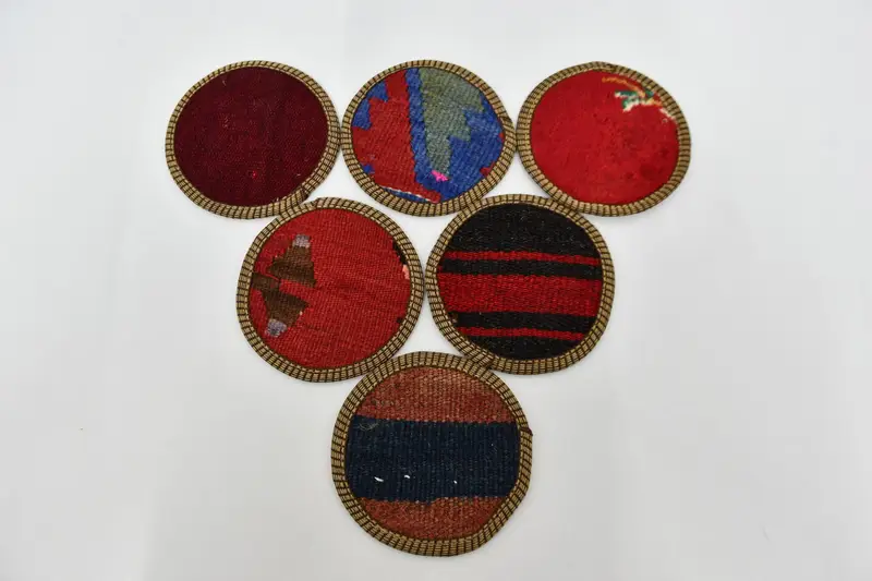 Posavasos redondos bohemios rojos y bronce, posavasos bohemios con estilo