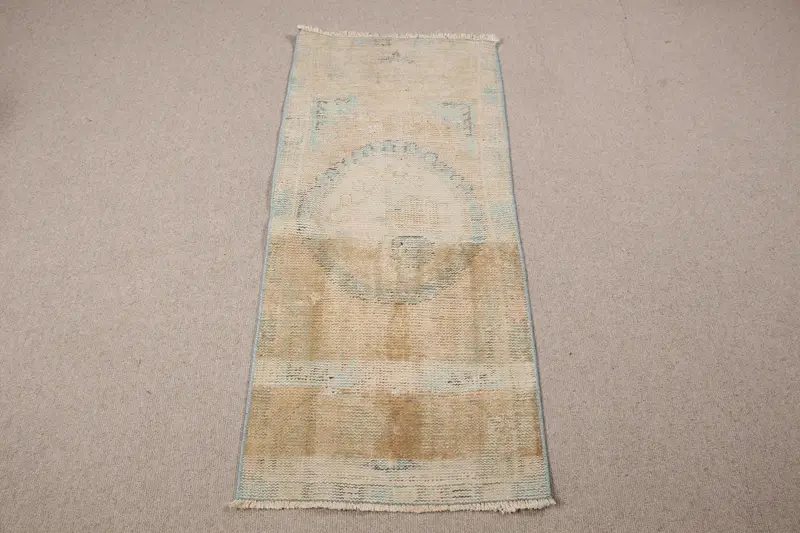 Zarif Bej ve Mavi Kareli Halı, 1,9x4,2 ft