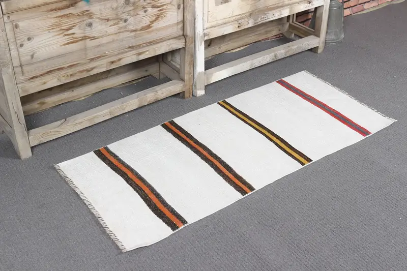 Alfombra pequeña turca vintage de 55 x 125 cm, alfombra Kilim floral blanca - 1
