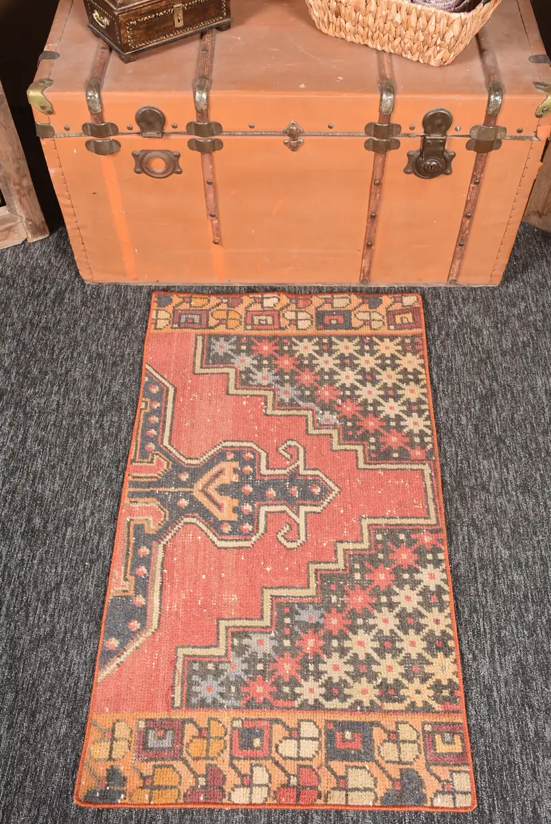 Vintage Türk Küçük Halısı 2x3.6 ft, Kırmızı Gökkuşağı Geometrik Halı - 1