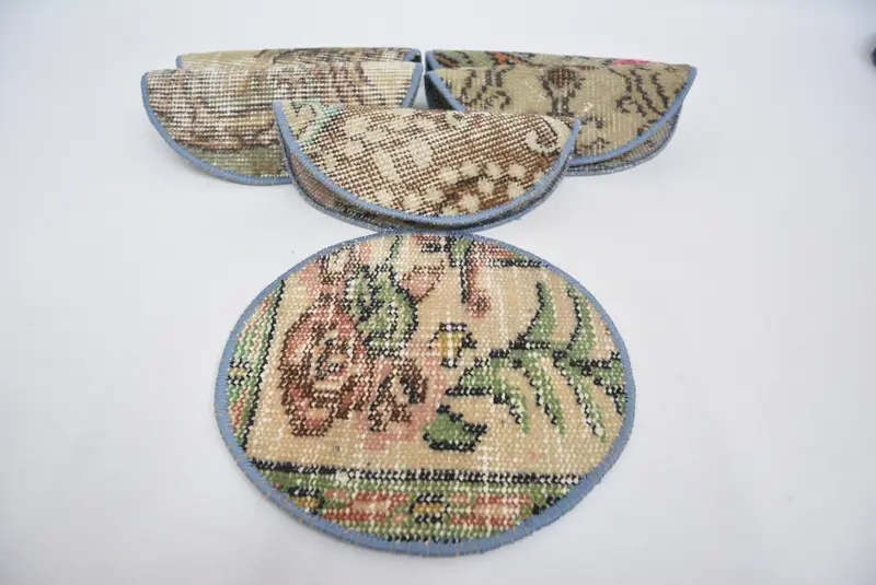 Elegante mantel individual tejido en beige y verde, diseño único de Kilim turco