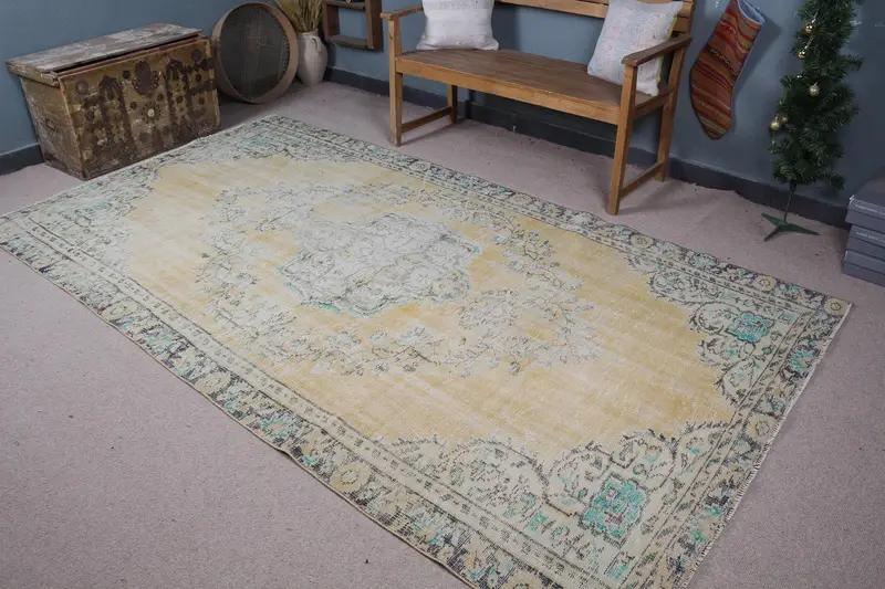 イエロー オリエンタル ラグ、5.5x9.8 フィート、グリーン アクセント付き