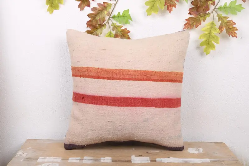 Gesticktes Vintage-Wurfkissen, gestreiftes Kissen in Beige und Rot