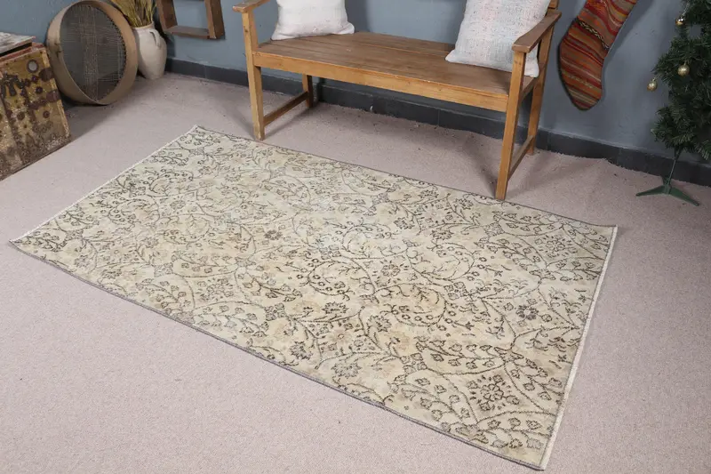 エレガントなベージュのペルシャ絨毯、3.7x6.6フィート、ブラックアクセント付き