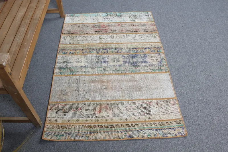 Beige-grüner Teppich, 90 x 120 cm, geometrisches Blumenmuster