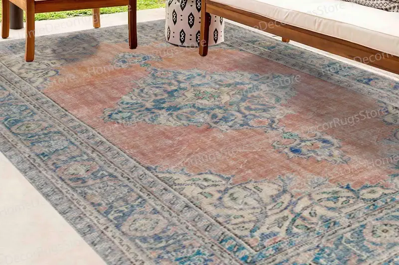 Lacivert Madalyon Baskılı Halı: Vintage Türk Çiftlik Evi Tasarımı