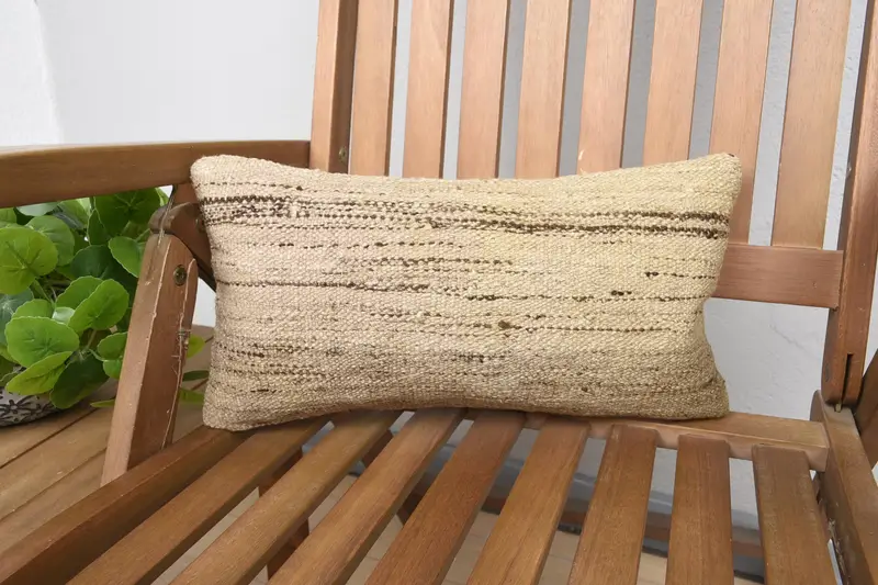 Beige und braun gestreiftes Kissen, besticktes Vintage-Wurfkissen