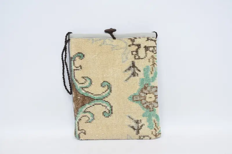 ヴィンテージモチーフのウールキリムショルダーバッグ、ミリタリー風キリムバッグ