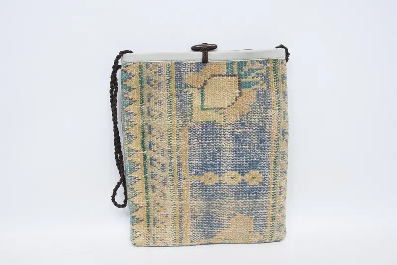 ヴィンテージモチーフのウールショルダーバッグ、キリムバッグ