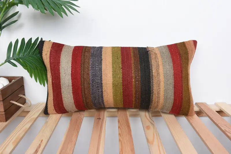 Handgefertigtes rot-grün gestreiftes Kissen, besticktes Wurfkissen