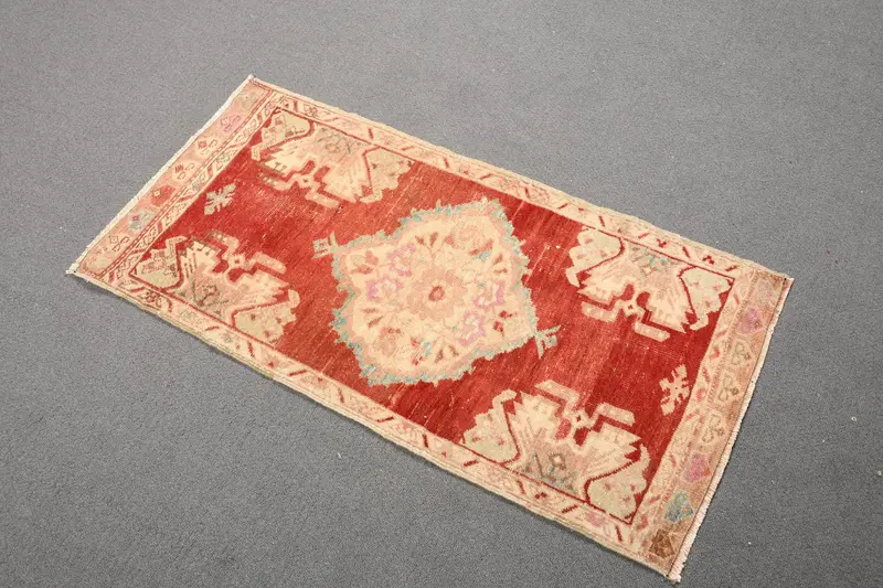 Kleiner türkischer Oushak-Teppich, 51 x 102 cm, Vintage-Wollteppich mit rotem Karomuster - 1