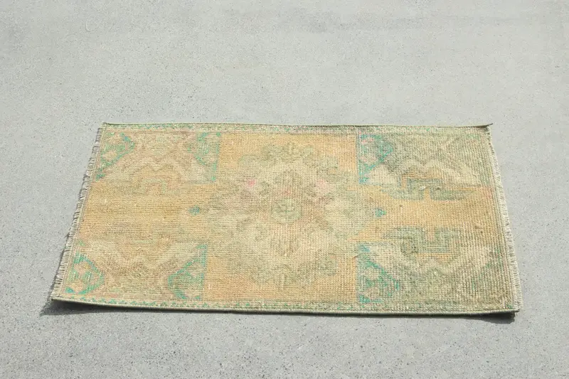 Alfombra pequeña turca vintage de 45 x 84 cm, alfombra Oushak del suroeste amarilla - 1