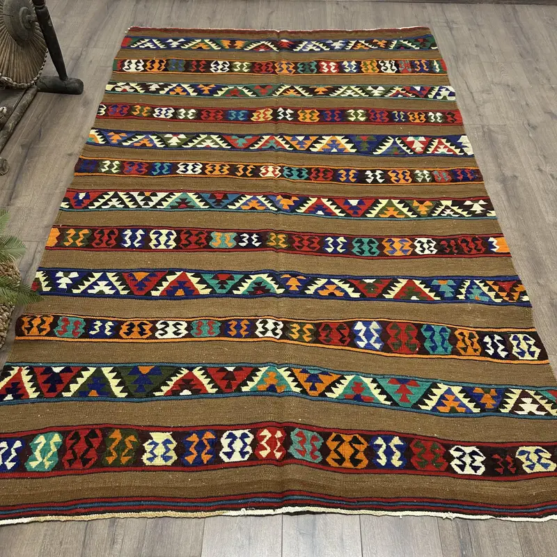 ブラウン & レッド ラグ、5.3x8.2 フィート、幾何学模様の花モチーフ