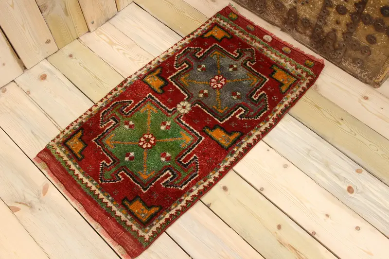 Kleiner türkischer Vintage-Teppich 1,7 x 3,1 Fuß (51 x 93 cm), roter südwestlicher Oushak-Teppich - 1