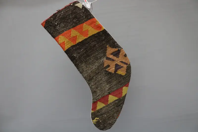 Kahverengi Süslü Kırmızı Noel Çorabı, Şenlikli Tatil Dekoru