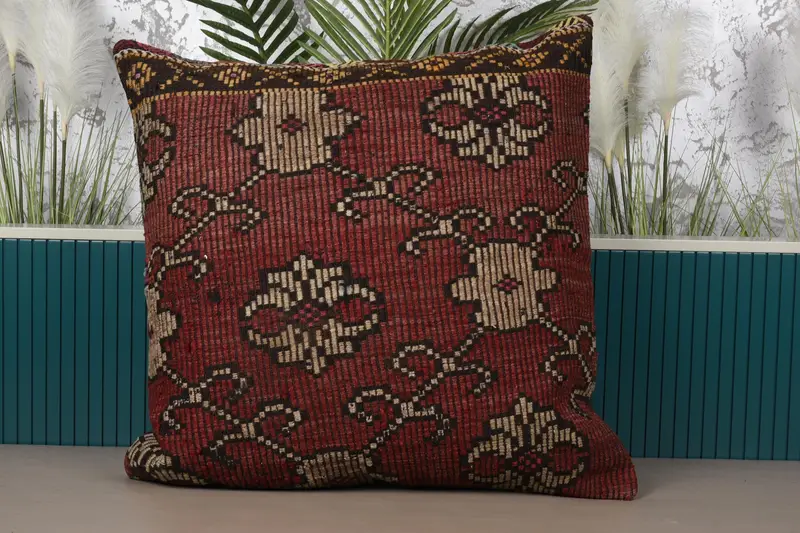 Rot und Beige besticktes Wurfkissen, quadratisches Kissen mit Vintage-Blumenmuster