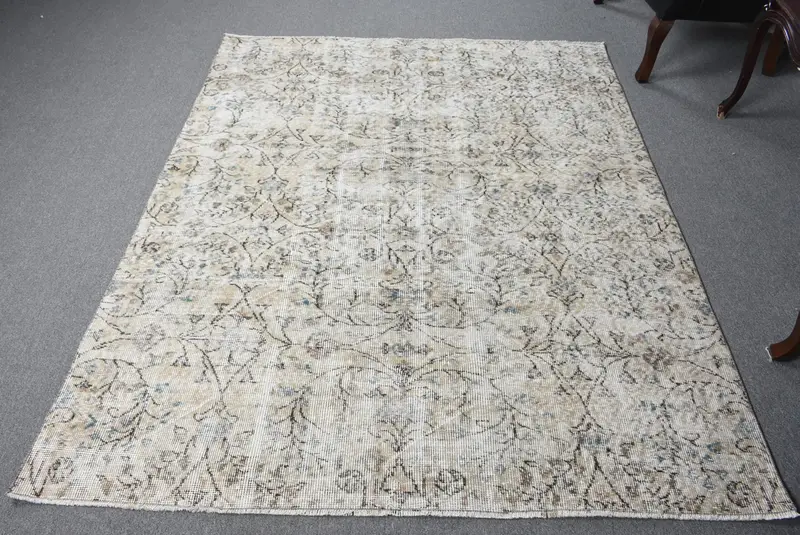 エレガントなベージュ&グリーンのペルシャ絨毯、5.2x6.4フィート