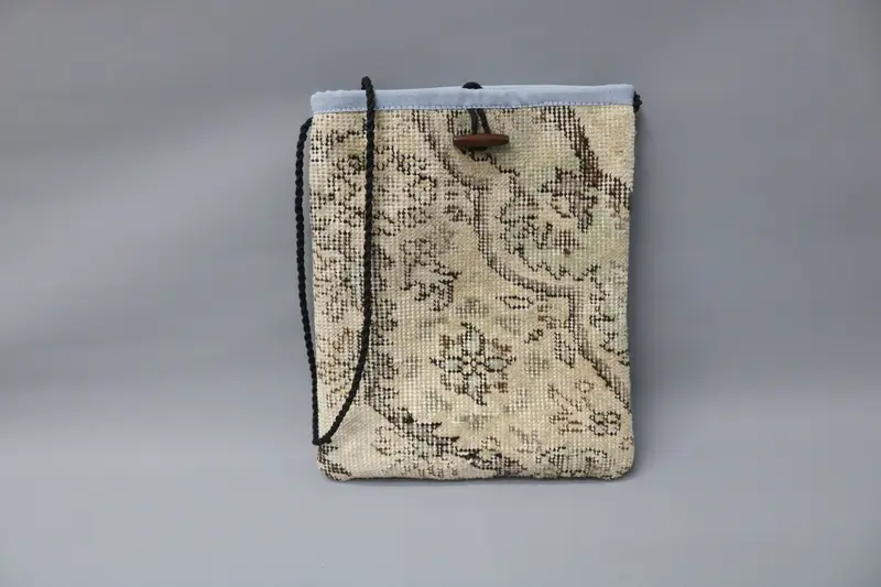 調節可能なストラップ付きキリムバッグ、ヴィンテージモチーフ付きウールクロスボディ