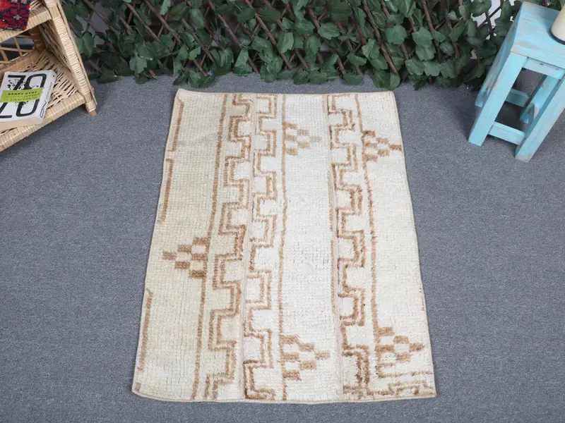 2,2x3 ft Beige & Brown Rug, Striped Geometric Design