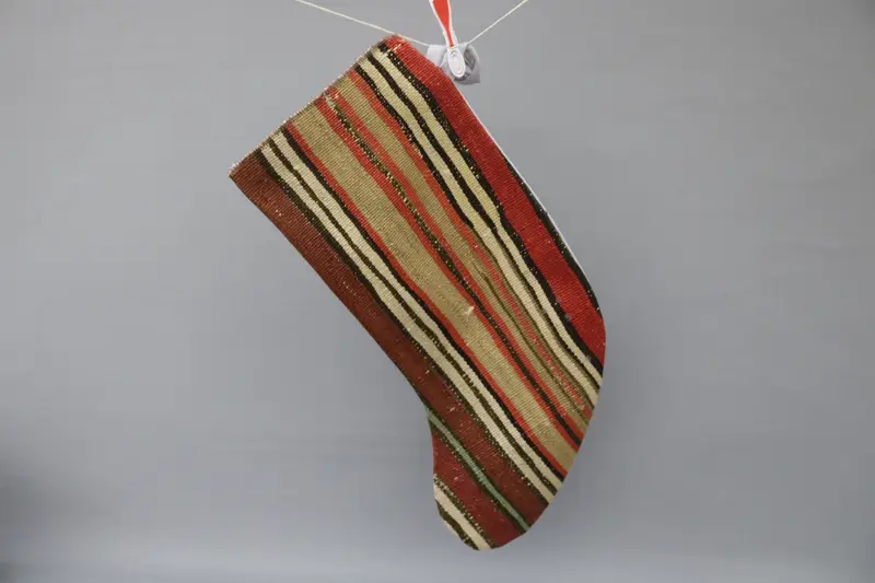 Kahverengi Süslü Kırmızı Noel Çorabı, 9 İnç Genişliğinde Çorap